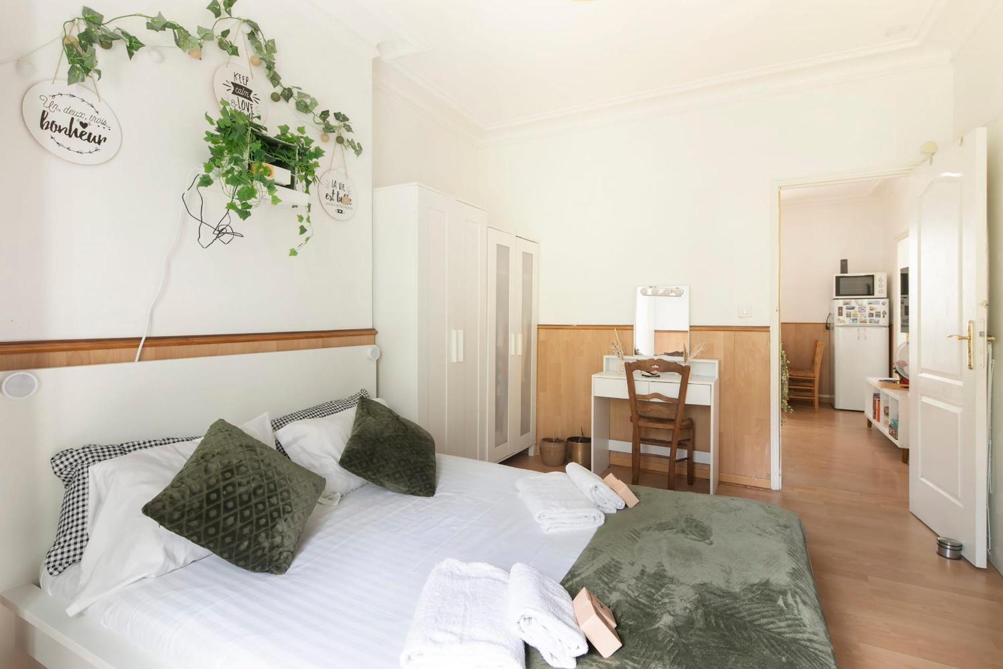 Bright & Charming In 1bdr Apartment